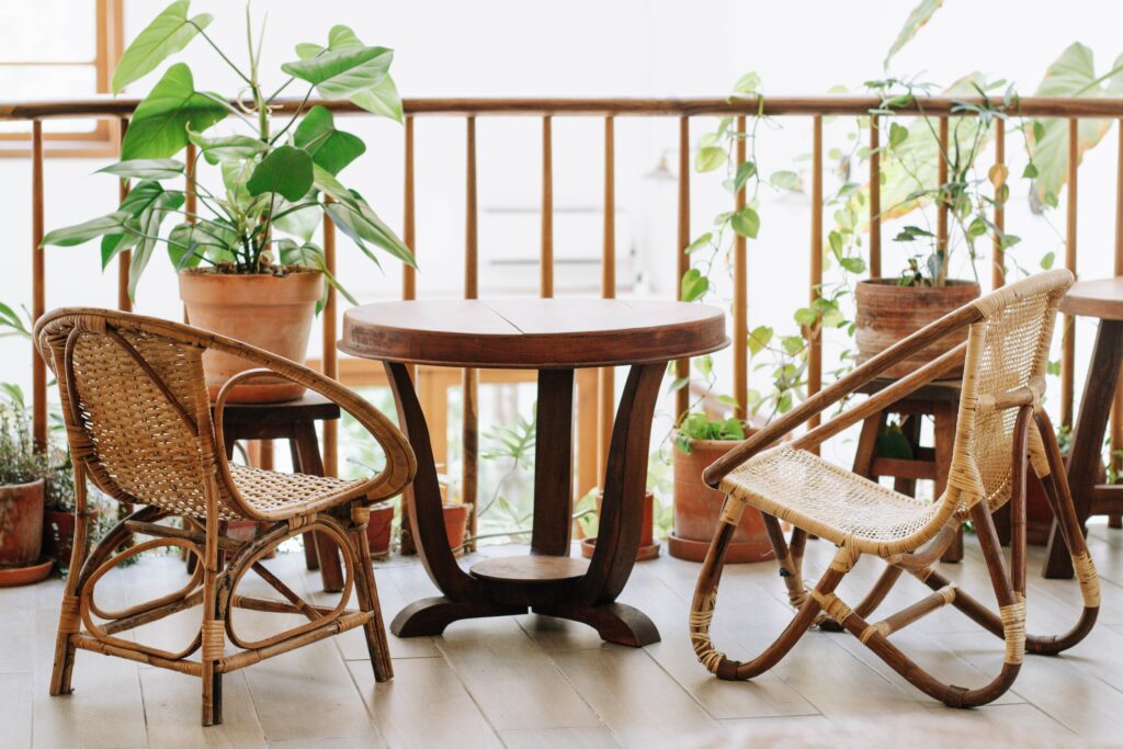 Jak odgrodzić się od sąsiadów na balkonie - dwa fotele, stolik i rośliny