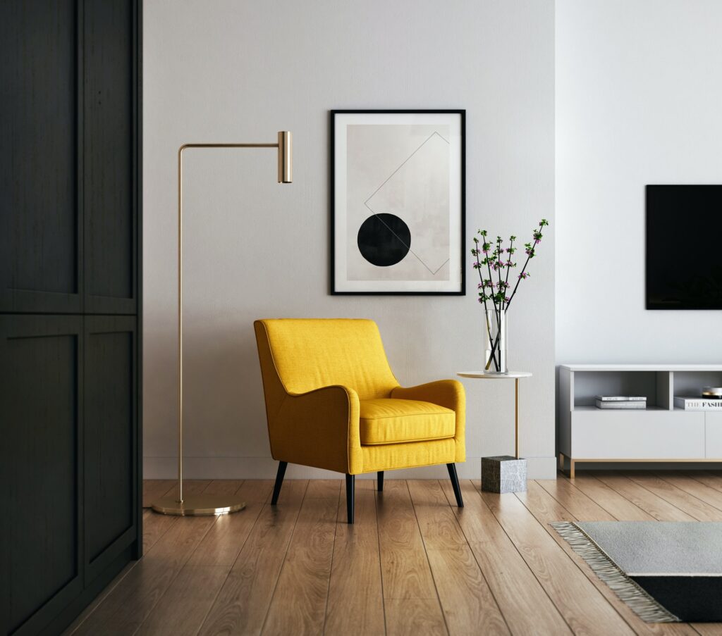 Musztardowy fotel w salonie – kontrast w twoim salonie